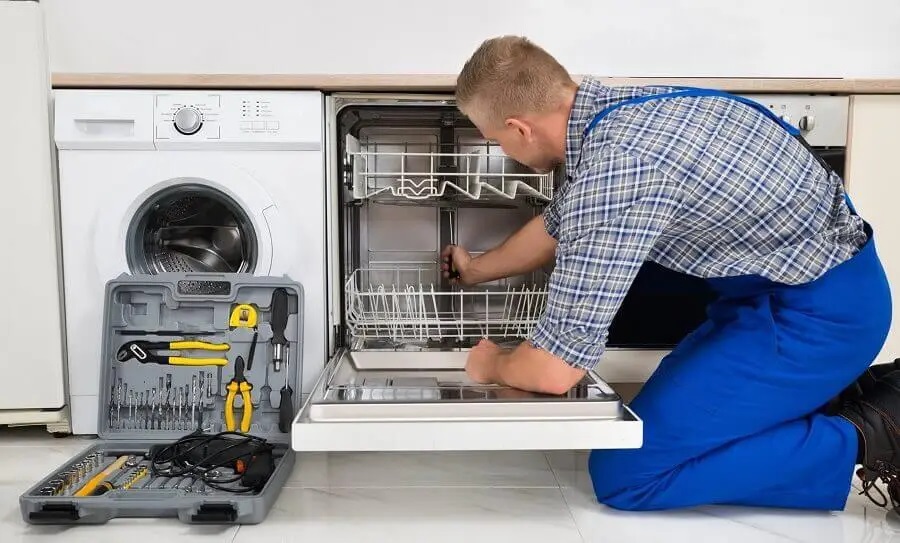 Selçuk Maytag servisi teknisyen ekibi beyaz eşya tamiri yaparken